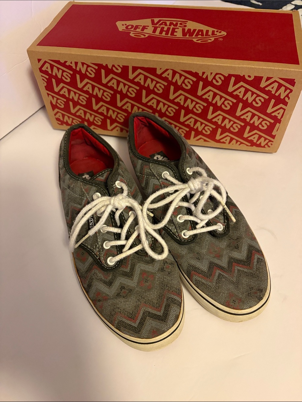 Vans Low-Top Chevron-Patterned Sneakers in Grey with Red Lining